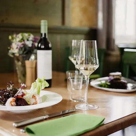 Värdshus Weingut Essgut Schlafgut Sabathihof-dillinger *